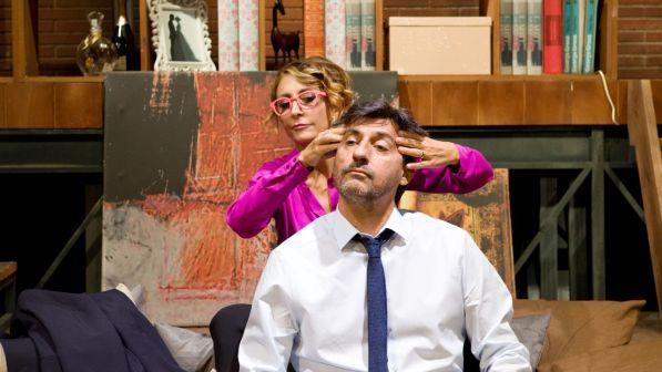"A testa in giù": vanno in scena i pensieri di una coppia messa alla prova