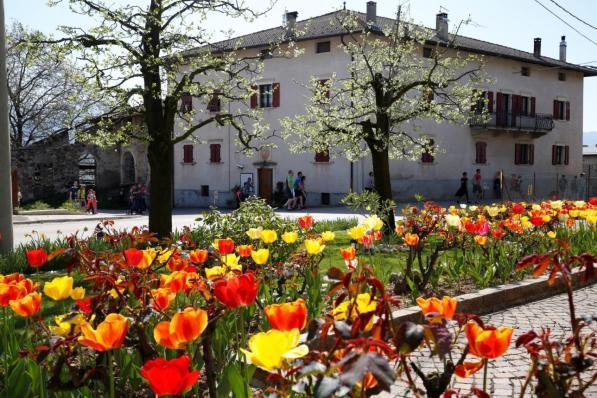 Val di Non: a Tassullo si cammina tra le ville in fiore