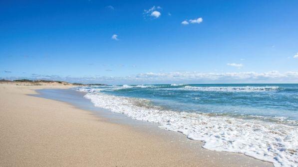 Lecce: genitori distratti da selfie, passeggino con bimbo finisce in mare