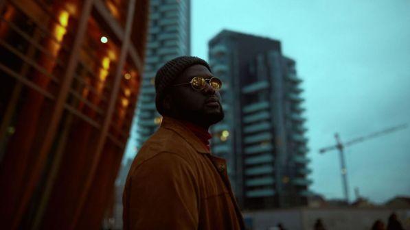 Tommy Kuti contro il razzismo e la "trap demenziale": "Il rap è una cosa seria"