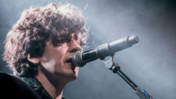 Ermal Meta interrompe concerto per il malore di una ragazza del pubblico