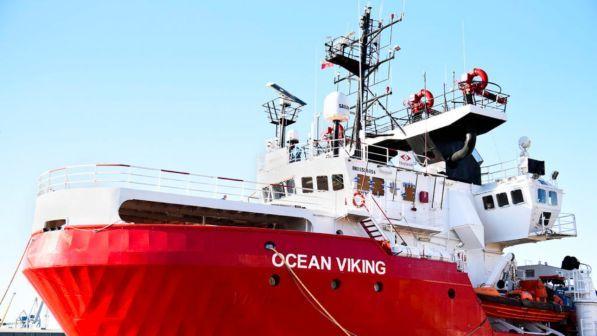 Migranti, la Ocean Viking chiede un porto a Italia e Malta