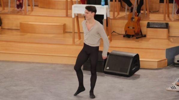"Amici": Arianna perde a sorpresa la sfida, Vincenzo, nuovo allievo della scuola e Sparta vince ancora