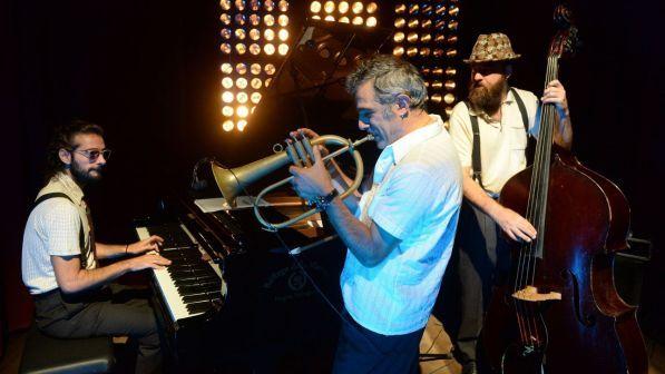 Paolo Fresu è Chet Baker: a teatro come in un jazz club, tra parole, immagini e musica