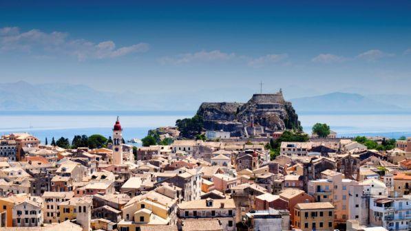 Guasti a traghetti in Grecia e Corsica,odissea per centinaia turisti