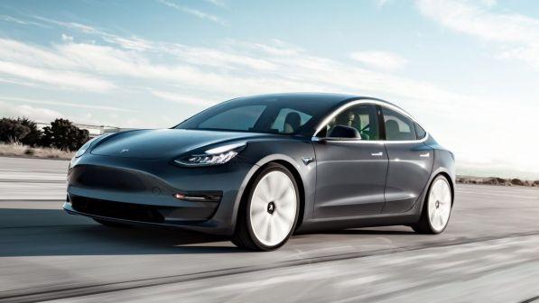 Tesla, l'annuncio di Musk: "Vetture completamente autonome il prossimo anno"