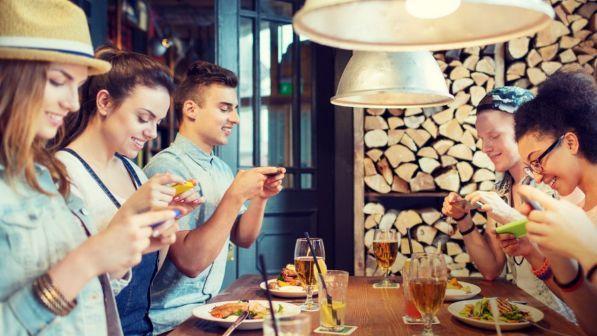 Proposta di legge degli iscritti M5s: niente smartphone sotto i 16 anni
