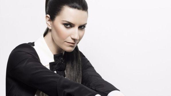 Laura Pausini annuncia su Fb lo stop dopo i problemi di salute: "Da gennaio mi riposerò"