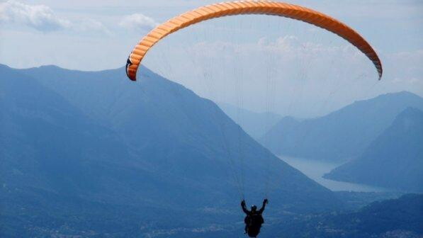 Trento, muore precipitando col parapendio in val di Fassa