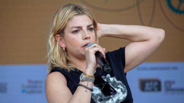 Terni, consigliere comunale della Lega insulta Emma Marrone: "Aprire i porti? Tu apri le cosce" | Espulso dal partito