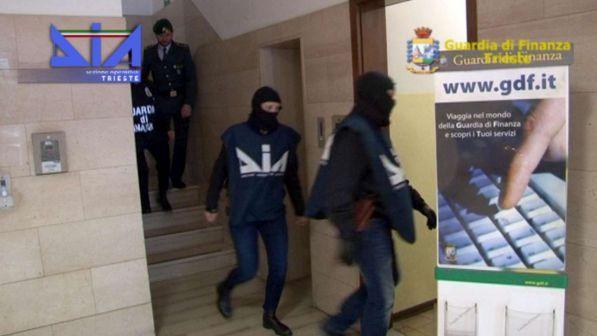 Estorsioni per favorire clan Casalesi, arrestate 7 persone a Trieste