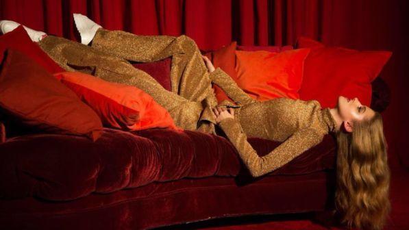 Betta Lemme scala le classifiche con la sua sensuale "Bambola"