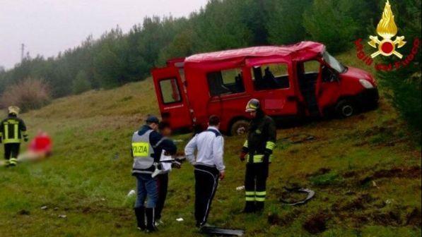 Fermo, pulmino di una società sportiva universitaria si ribalta sull'A14: 8 feriti, 4 gravi
