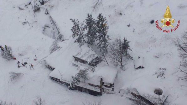 Terremoto, hotel Rigopiano spazzato via dalla slavina: "Tutto distrutto"