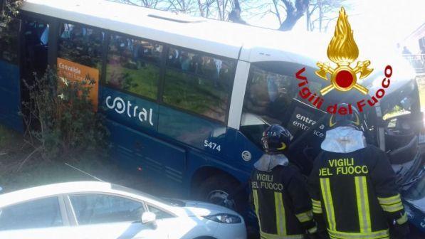 Autobus finisce fuori strada vicino a Roma, tre feriti