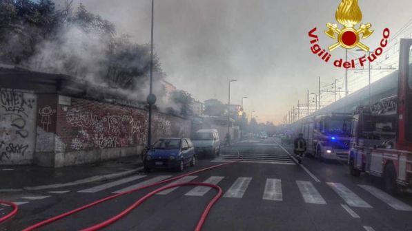 Milano, a fuoco area dismessa utilizzata come ricovero da senzatetto