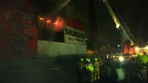 Gb, gigantesco incendio in un magazzino alla periferia di Londra