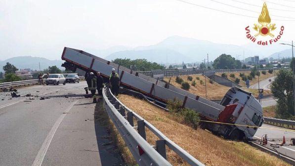 Bergamo, Tir travolge un'auto sulla statale 42: quattro morti