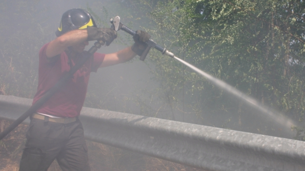 Diversi incendi tra Napoli e provincia, due intossicati