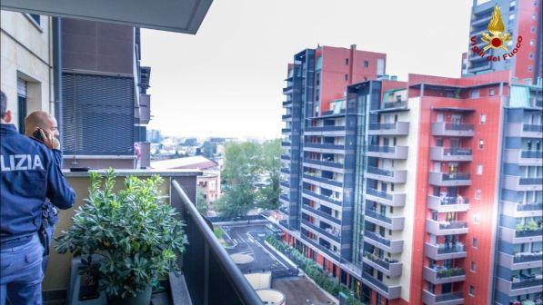 Milano, i vigili del fuoco su un tetto per un soccorso: scambiati per ladri e minacciati con una scacciacani