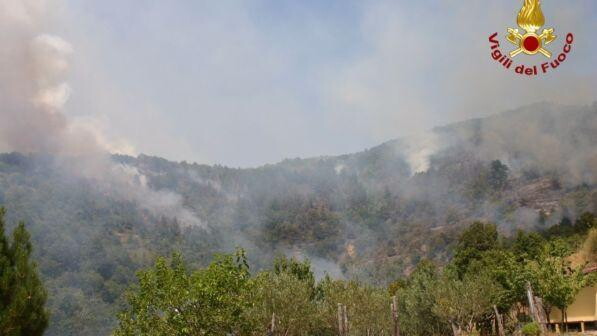 Incendio in un paese nel Vibonese, evacuate alcune abitazioni