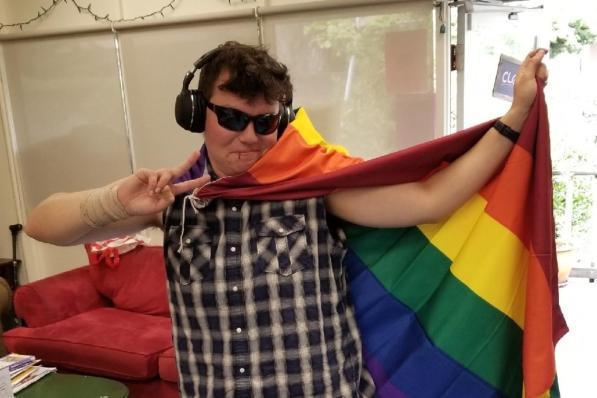 San Francisco, trans si suicida a 22 anni e la famiglia non reclama il corpo: raccolta fondi per funerali