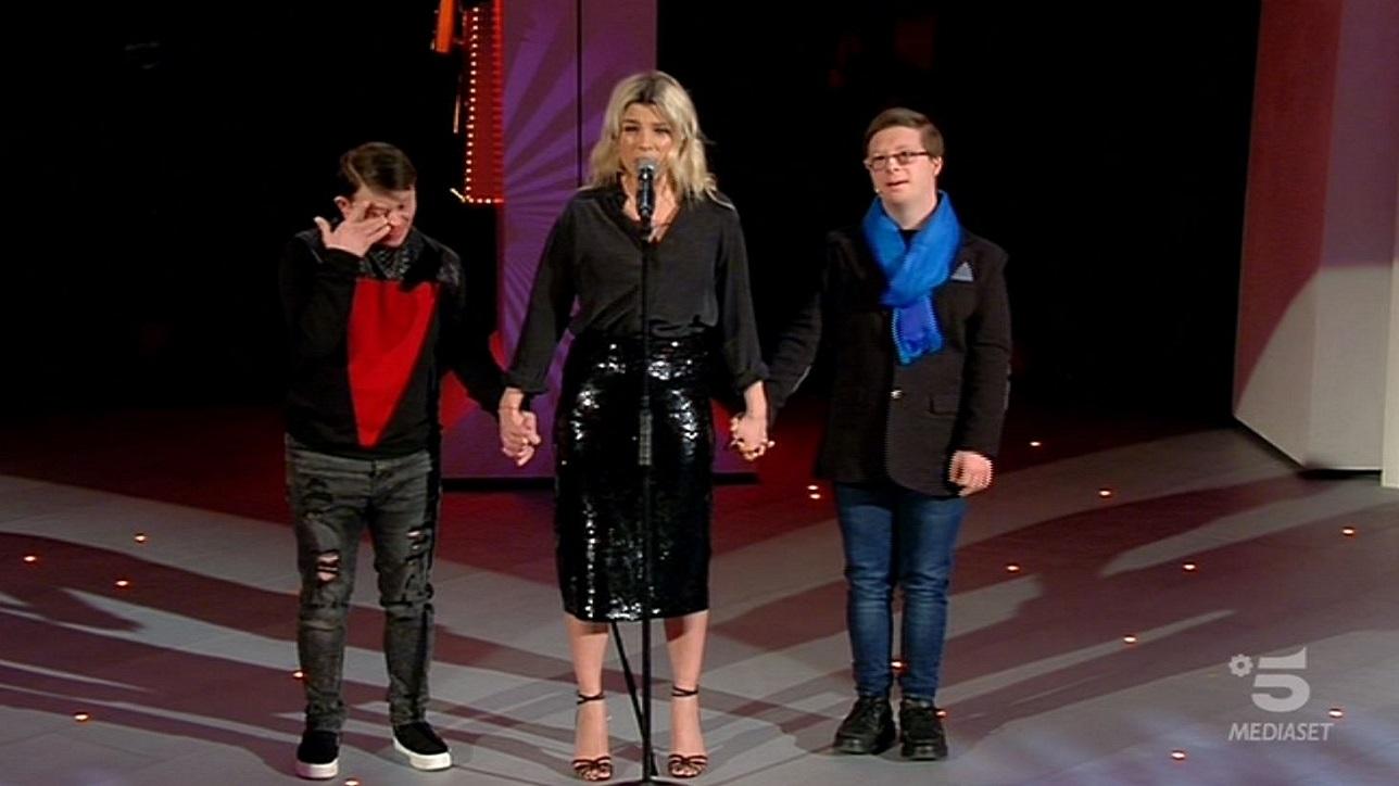 Cè Posta Per Te Il Regalo Di Emma Marrone A Due Ragazzi
