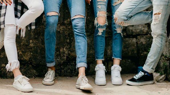 In classe tutti uguali: quando la scuola sceglie dress code e diario