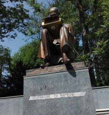 Le femministe oltraggiano la statua di Montanelli: "Stupratore di bambine"