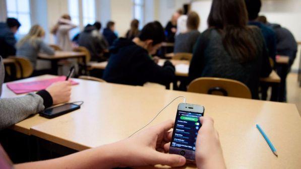 Cagliari, rimprovera uno studente che usa il cellulare: docente picchiata