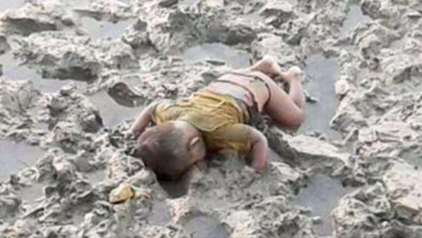 La tragedia di Aylan si ripete: annega bimbo Rohingya di 16 mesi in fuga verso il Bangladesh