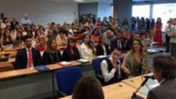 Si laurea Anthony, studente disabile che parla tramite un pc: "Tentare l'impossibile per raggiungere il possibile"