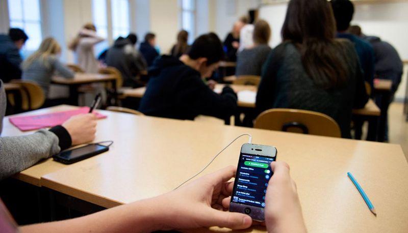 Smartphone a scuola: arriva il decalogo, ma in classe è già realtà