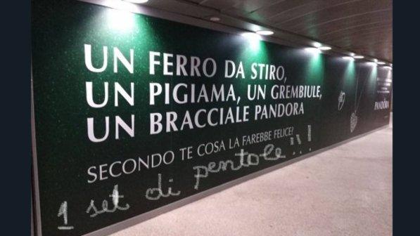 Pandora, bufera sulla pubblicità natalizia sessista: l'azienda è costretta a scusarsi