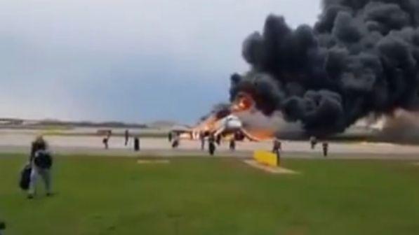 Incidente aereo in Russia, passeggeri scesi con le valigie accusati di aver intralciato l'evacuazione