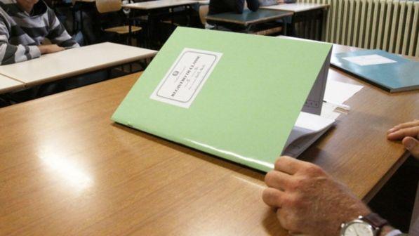 Torino, docente punisce un alunno: i genitori lo picchiano