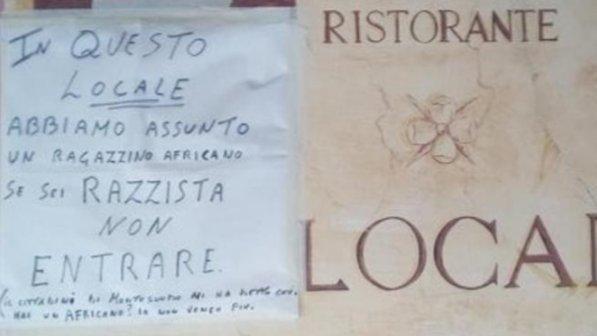 Assume un ragazzo nero in pizzeria ma il paese lo critica, lui ribatte: "Se siete razzisti non entrate qui"