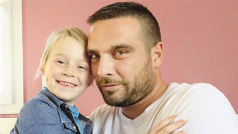 francia, lavoro, colletta, colleghi, ferie, papà, cancro, figlia