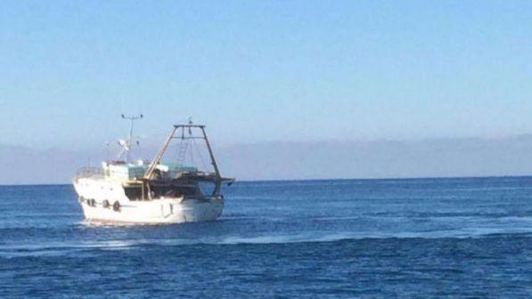 Migranti, il barcone con 450 a bordo naviga in acque "Sar" italiane