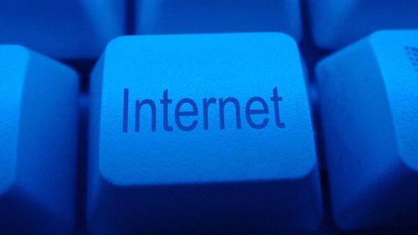 Agcom: il 60% degli italiani usa internet, siamo ancora penultimi in Europa
