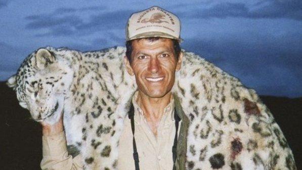 Usa, in posa con la carcassa del leopardo delle nevi: petizione per incriminare il cacciatore