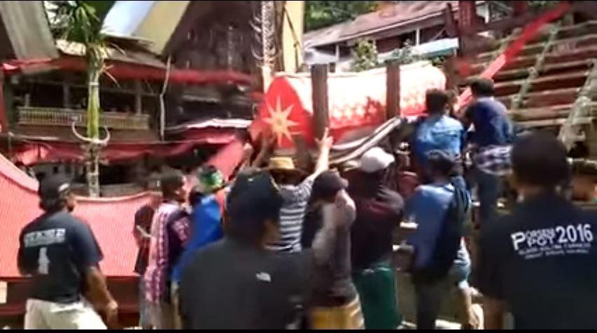 Indonesia, 40enne muore al funerale della madre: schiacciato sotto la bara