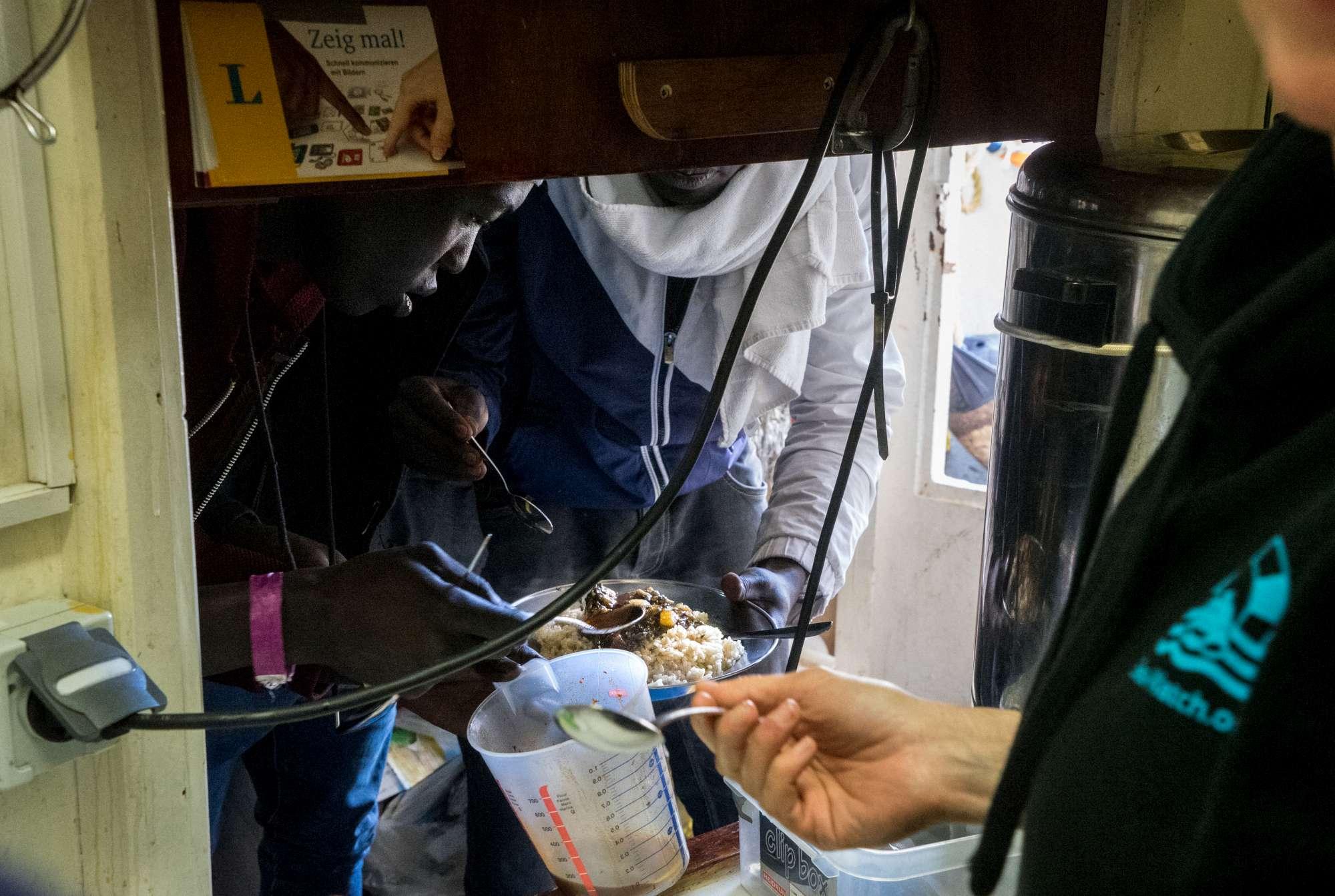 Le immagini dei migranti a bordo della Sea Watch