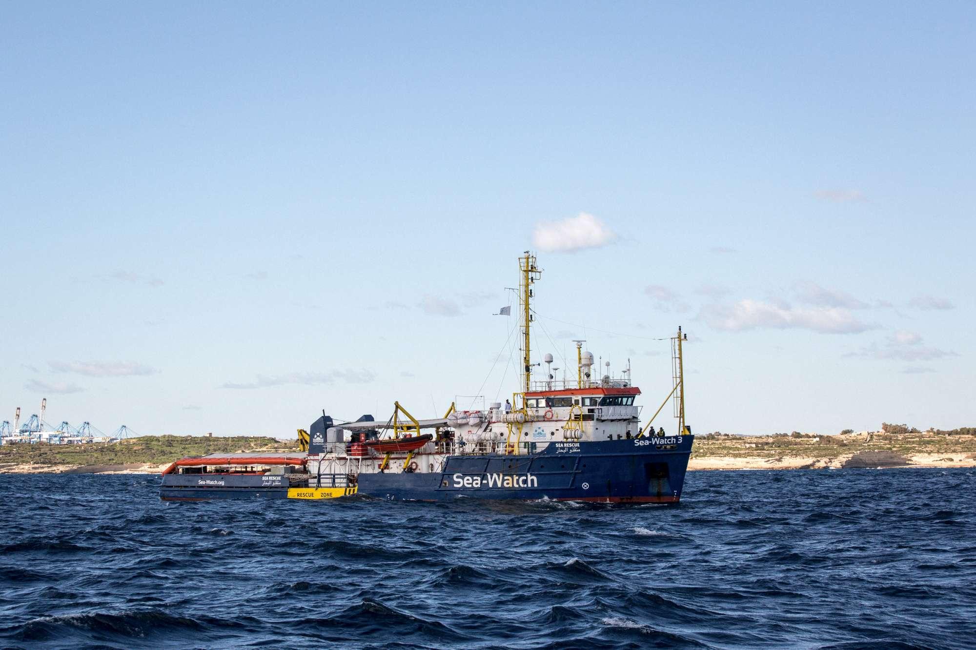 Le immagini dei migranti a bordo della Sea Watch