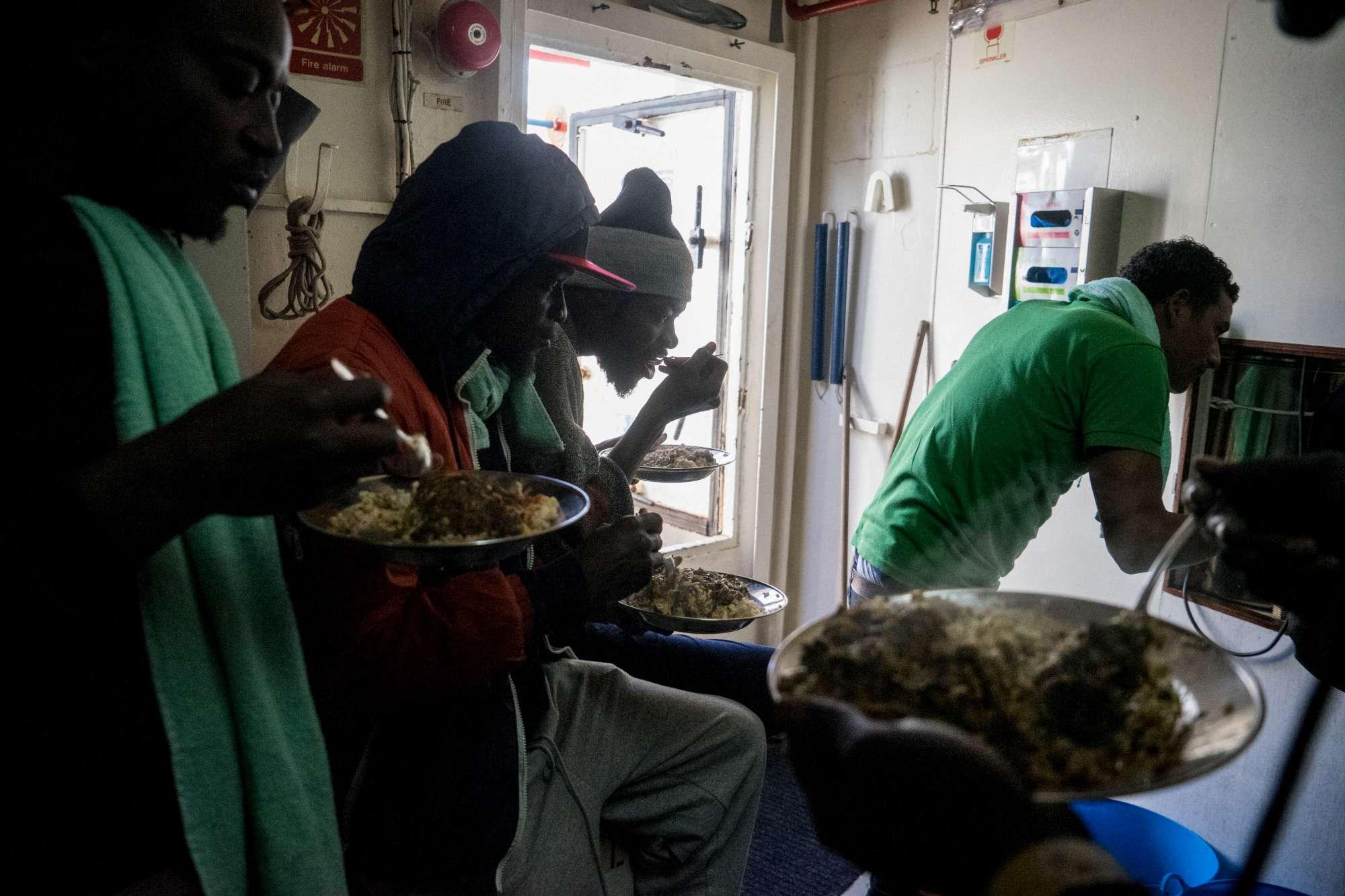 Le immagini dei migranti a bordo della Sea Watch