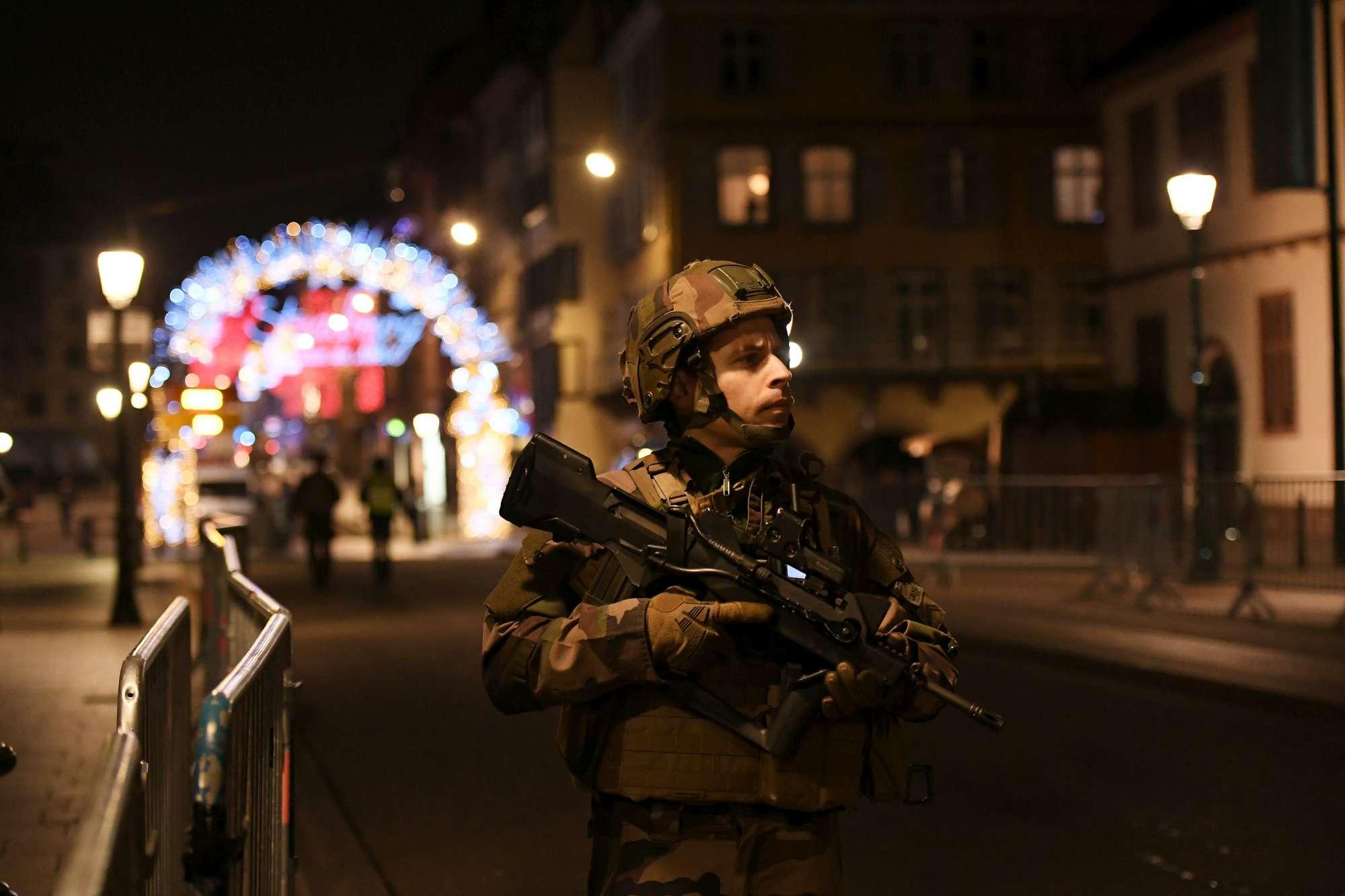 Spari al mercatino di Natale a Strasburgo: polizia ed esercito in azione