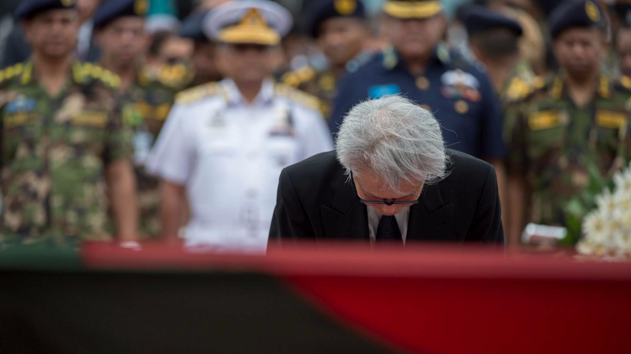 Dacca, alle vittime della strage la corona di fiori del premier del Bangladesh