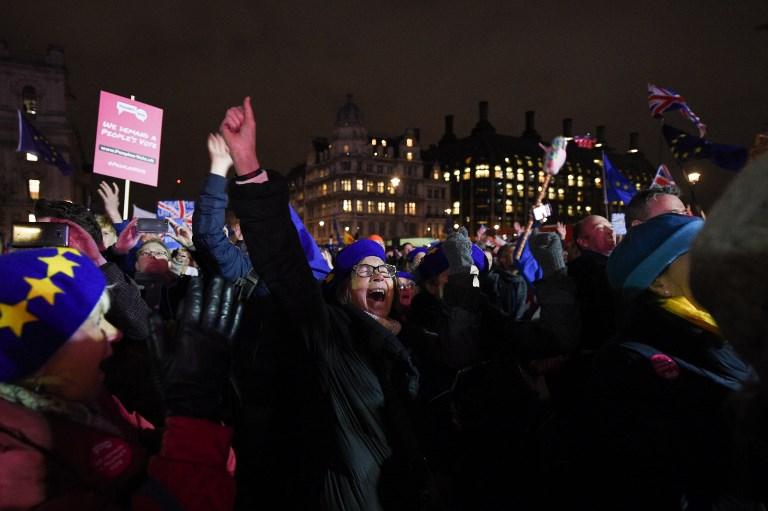 Brexit, la folla festeggia dopo il no all accordo