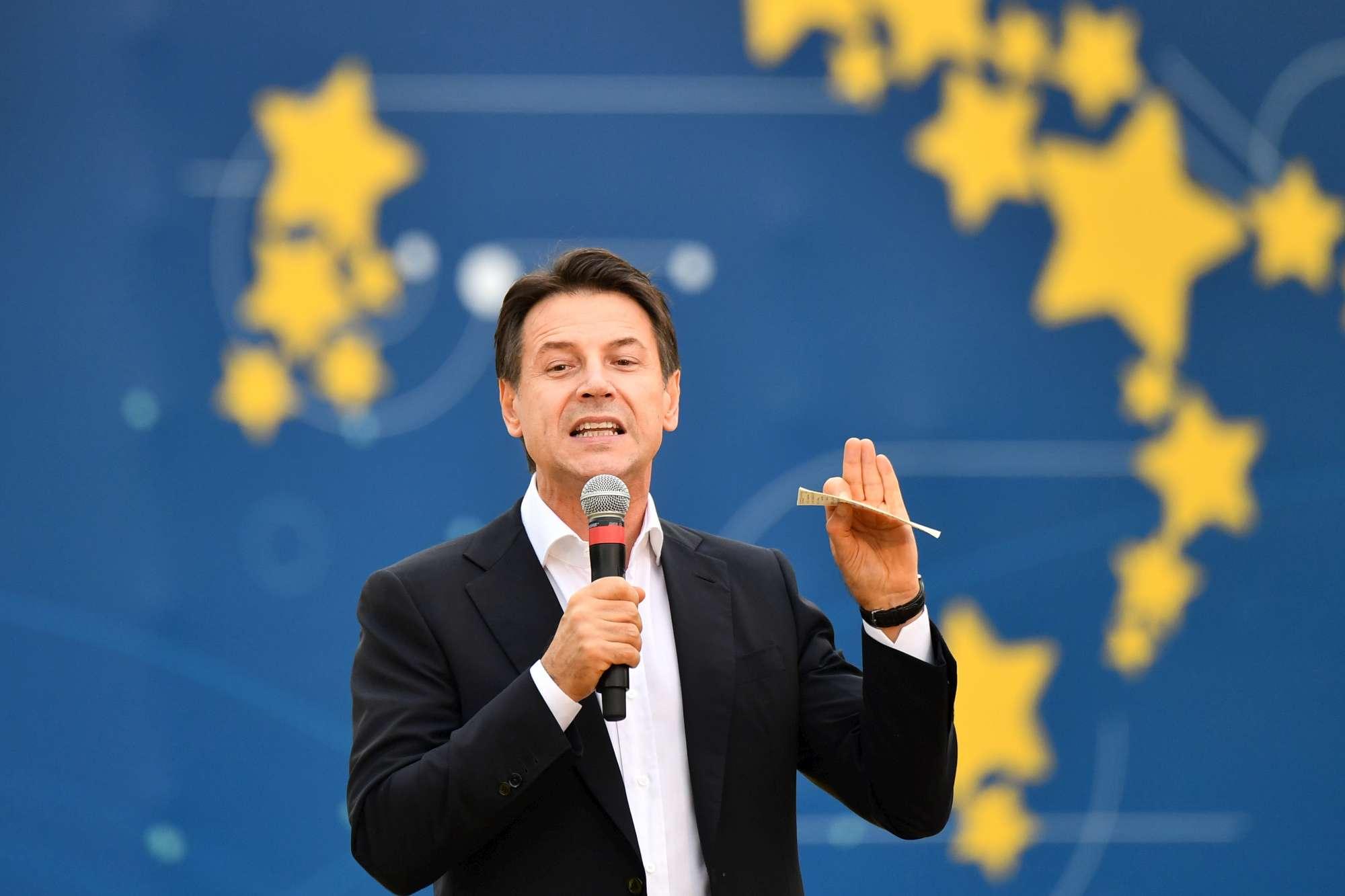 Italia 5 Stelle: sul palco Conte, Casaleggio e Grillo