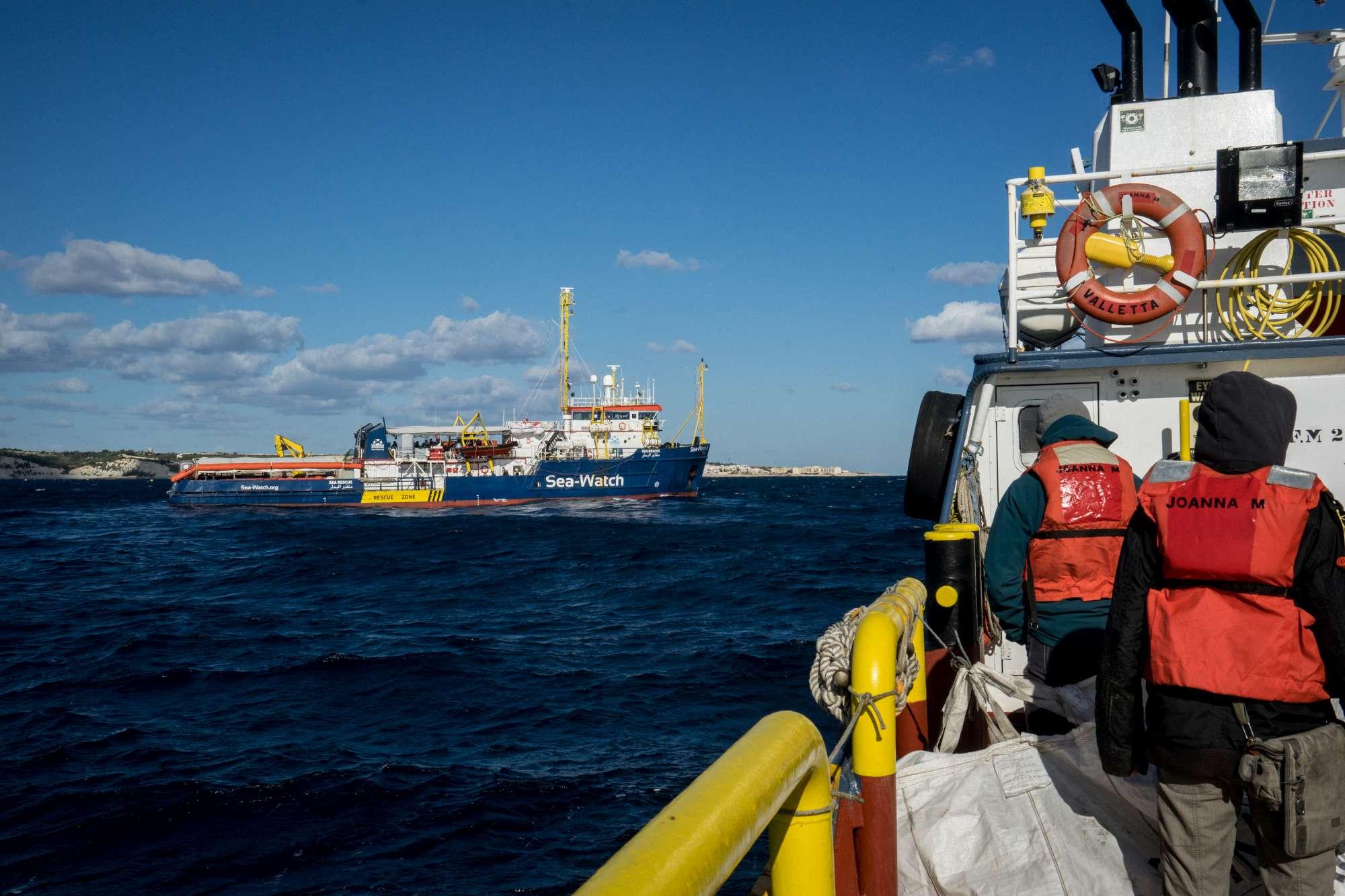 Le immagini dei migranti a bordo della Sea Watch